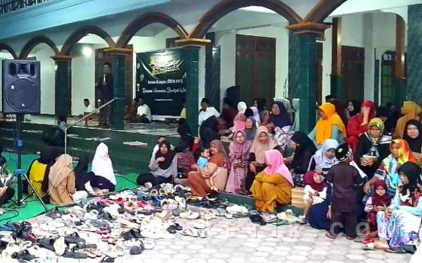 Foto Suasana Khidmat dalam rangka kegiatan buka bersama di Masjid Baiturrahman Desa Bendiljati Wetan. (Foto : Hariya/ketik.com)