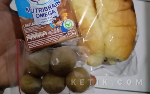 Foto Menu kering paket Rapelan MBG di wilayah Kabupaten Tuban, Jumat 27 Februari 2026 (Foto Ahmad Istihar/Ketik.com)