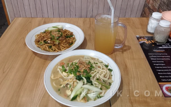 Foto Menu Bakmi Godog dan Campur yang menjadi favorit pengunjung di Bakmi Anglo Jowo Mbah Bejo Malang. (Foto: Aliyah/Ketik.com)