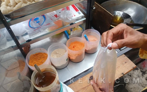 Foto Bumbu Khas Cimol Bonjot yang Digunakan oleh Dedi Gunawan pada 11 Februai 2026. (Foto: Fariha Al Jihan/Ketik.com)