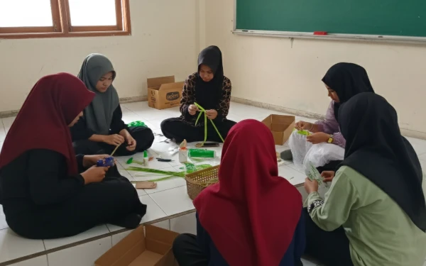 Foto Para siswa bersemangat membuat Hampers Ramadan. (Foto: Agus Suyatno, S.Kom Fasilitator DT SMAN 1 Muncar)