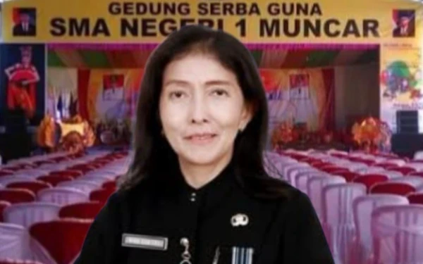 Foto Kepala SMAN 1 Muncar, Rina Kartika,  mengapresiasi  kreativitas dan inisiatif para siswa. (Kolase: Ketik.com)