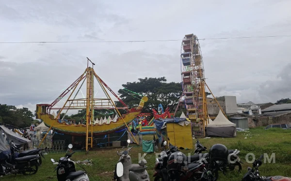 Foto Beberapa wahana permainan yang menyenangkan di Pasar Takjil Sawojajar. (Foto: Aliyah/Ketik.com)
