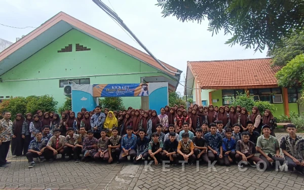Foto Sesi foto bersama peserta acara saat usai kegiatan Kick Off Double Track SMAN 1 Gondangwetan. (Foto: Yuni Ernawati)