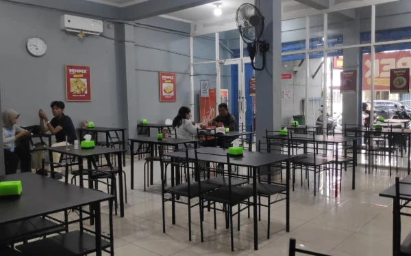 Foto Suasana rumah makan pempek silampari yang terlihat ada 4 pembeli sedang menikmati pempeknya di kamis pagi, 12 Februari 2026. (Foto : Rega Yuancahya Faiz Kristama / ketik.com)