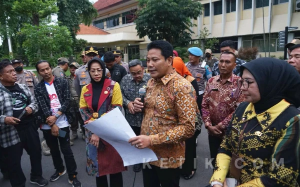 Foto Bupati Subandi bersama para pejabat Pemkab Sidoarjo menemui peserta aksi unjuk rasa dari PMII  Sidoarjo di depan kantor Pemkab Sidoarjo.  (Foto: Kominfo Sidoarjo).