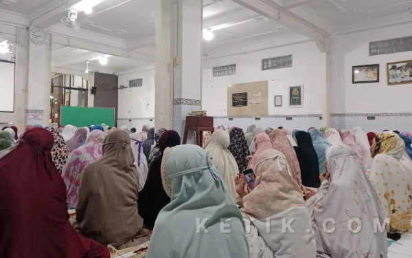Foto Suasana Jemaah Perempuan Mendengarkan Kultum Ramadan di Masjid Al-Jihad Surabaya, Rabu, 25 Februari 2026. (Foto: Siska Nabilah Qothrotun Nada/Ketik.com)