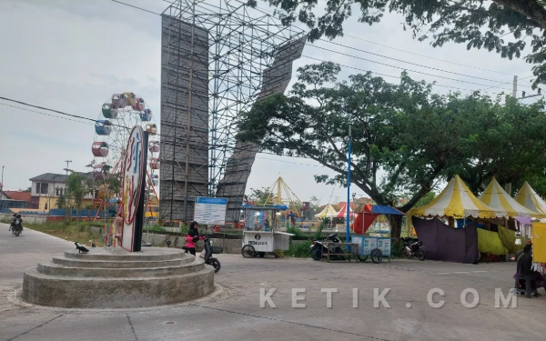 Foto Wahana permainan pasar malam yang tak mengantongi izin di tempat olahraga Sampang Sport Center (Foto: Mat Jusi/Ketik.com)