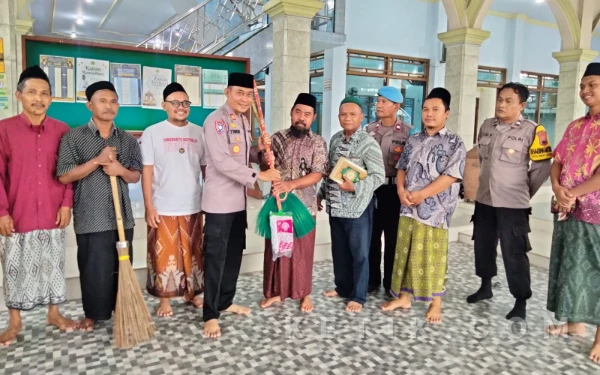 Foto Pemberian Alat Kebersihan kepada pengurus Masjid Baitul Taqwa Desa Samong (Foto: Slam/Ketik.com)