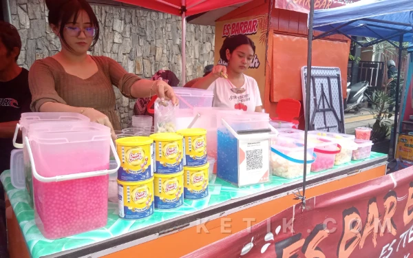 Foto Stan Es Teler yang menawarkan berbagai macam minuman segar di Pasar Takjil Kidul Pasar Malang. (Foto: Aliyah/ Ketik.com)