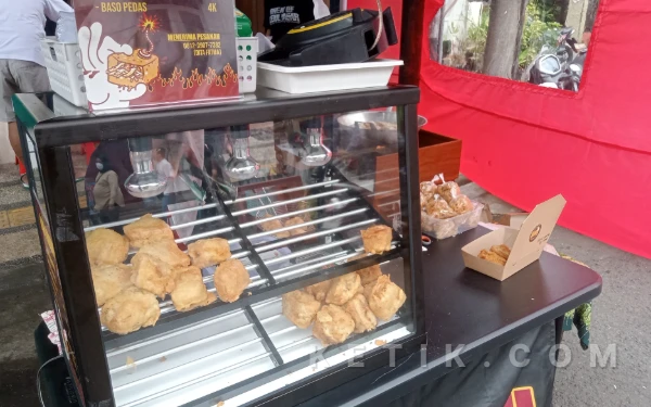 Foto Stan Tahu Boom Isi yang menawarkan kenikmatan dan kelezatan tahu goreng dengan berbagai macam isian di Pasar Takjil Kidul Pasar Malang. (Foto: Aliyah/Ketik.com)