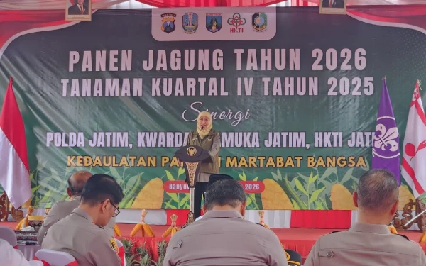 Foto Gubernur Khofifah memberikan sambutan dalam acara 'Panen Jagung Tahun 2026, Tanaman Kuartal IV Tahun 2025', di Green Farm Taruna Bumi, Banyuwangi, Sabtu, 28 Februari 2026. (Naufal/Ketik.com)