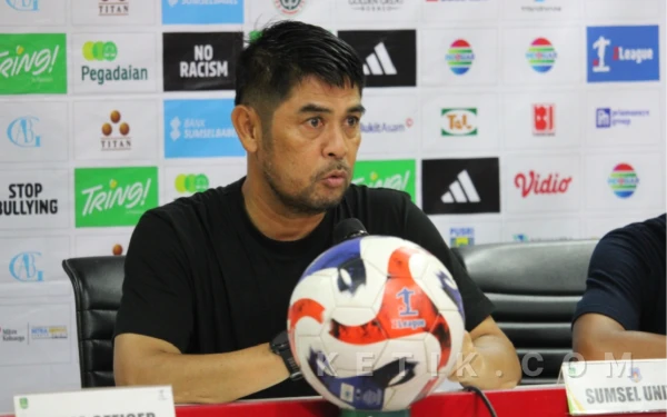 Foto Raut puas Nilmaizar usai Sumsel United meraih kemenangan meyakinkan atas Sriwijaya FC, menjaga peluang tetap bersaing di tiga besar klasemen, Sabtu 28 Februari 2026. (Foto: M Nanda/Ketik.com)