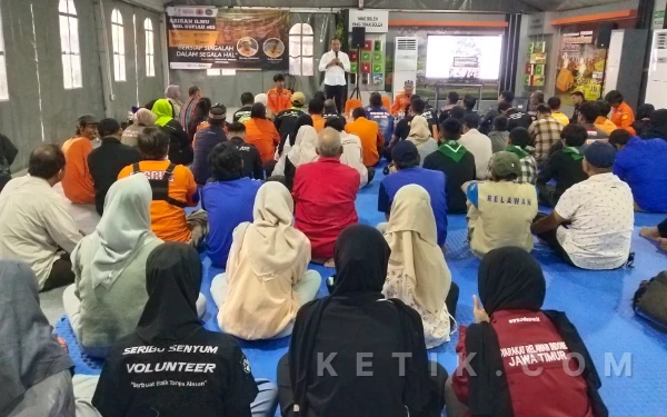 Foto Kalaksa BPBD Jatim saat menyampaikan pentingnya kolaborasi dalam menghadapi bencana bagi relawan di Jawa  Timur.  (Foto :Sutejo Rc/Ketik.com)