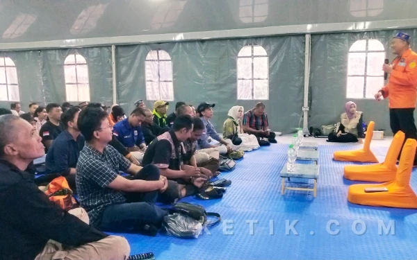 Foto Wawan Kimiawan salah satu narasumber AINR 65 memaparkan arti penting survival bagi relawan.  (Foto : Sutejo Rc/Ketik.com)