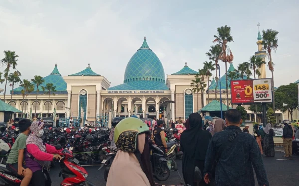 Foto Lautan jamaah memadati Masjid Al-Akbar Surabaya sejak pagi saat open gate kajian Ramadan, 1 Maret 2026.
Foto: Kahila/Ketik.com