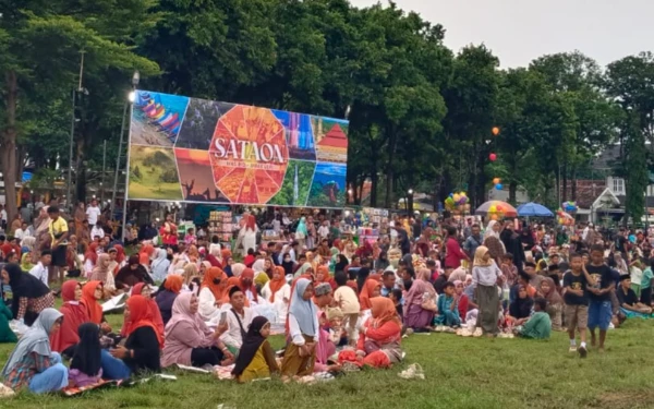 Foto Masyarakat saat menunggu buka puasa bersama dengan Bupati dan Wabup Situbondo, Minggu 1 Maret 2026 (Foto : Adinda Octaviani / ketik.com)