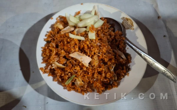 Foto Sajian nasi goreng khas Surabaya dengan acar dan ayam suwir. tanggal 10 Februari 2026 di Gang Lebar no. 31,  Wonocolo, Surabaya. (foto: Muhammad Fajar Hasan/ketik.com)