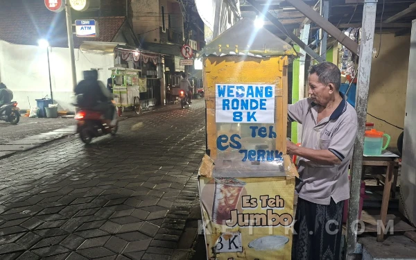 Foto Foto Penjual Wedang Ronde (Ahmad Siddi) sedang mempersiapkan pesanan pelanggan