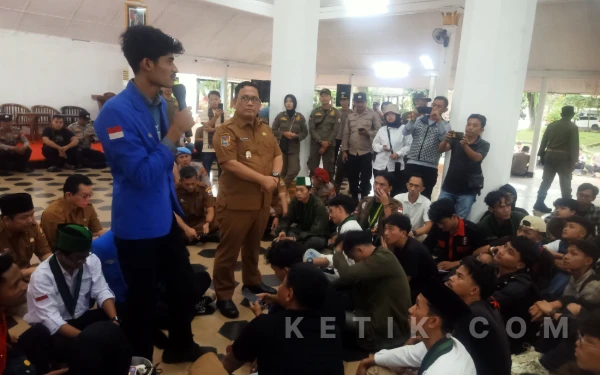 Foto Wakil Bupati Lebak, Amir Hamzah saat menemui para mahasiswa di Pendopo Kabupaten Lebak, Senin 2 Maret 2026. (Foto: Abdul Kohar/ketik.com)