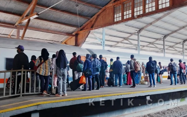 Foto Penumpang  antri menuju kita tujuan masing,-masing.