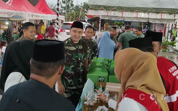 Foto Dandim 0813 Bojonegoro  Letkol inf Dedy Dwi Wijayanto, S.T.  (di tengah   baju doreng) membaur dengan warga masyarakat (foto hms kodim 0813 Bojonegoro)