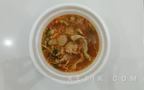 Foto Semangkuk bakso  Ho'oh Tenan disajikan dengan kuah dicampur sambal dan irisan kol (Foto: Siska Nabilah Qothrotun Nada/Ketik.com)