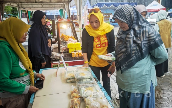 Foto Proses pengecekan makanan dan takjil yang dilakukan Dinkes Pacitan. (Foto: Al Ahmadi/Ketik.com)
