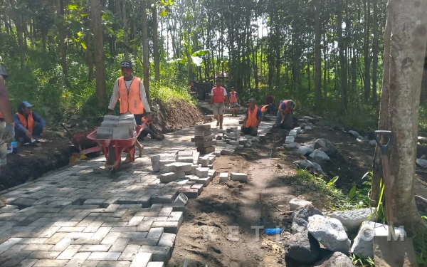 Foto Akses jalan menuju lokasi diperbaiki dengan paving agar warga lebih nyaman melintas. (Foto: Gumilang/Ketik.com)