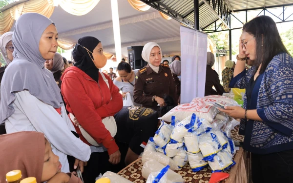 Foto Bukan sekadar penegakan hukum, tetapi juga kepedulian sosial. Kejati DIY bersama IAD Wilayah DIY hadir melakukan intervensi pasar melalui Bazar Murah dan menyalurkan paket sembako untuk membantu meringankan beban ekonomi warga menjelang Idul Fitri 1447 H. Semangat berbagi ini diharapkan menjadi energi positif bagi seluruh masyarakat Yogyakarta.
(Foto: Penkum Kejati DIY for Ketik.com)