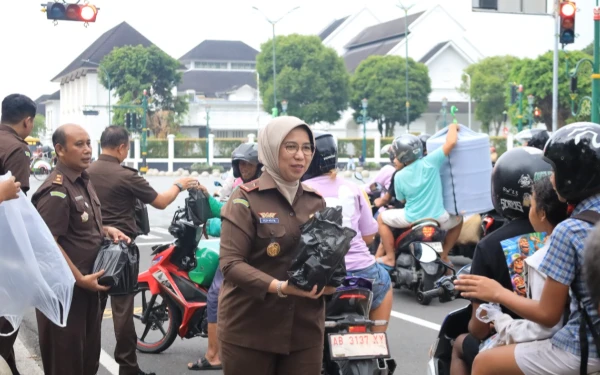 Foto Menyapa warga di titik nadi Yogyakarta. Jajaran Kejati DIY turun langsung ke jalanan sekitar Titik Nol Kilometer dan Jalan Sukonandi untuk membagikan takjil kepada pengendara dan ojek daring. Aksi ini menjadi bagian dari rangkaian kegiatan Ramadhan untuk mempererat kedekatan antara institusi Kejaksaan dengan masyarakat.
(Foto: Penkum Kejati DIY for Ketik.com)