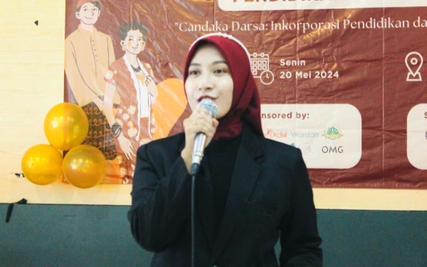 Foto Nadin menjadi pembawa acara (mc) pada kegiatan Grand Final Gus Ning 2024 yang diselenggarakan pada Senin, 20 Mei 2024  di Student Central UIN Sunan Ampel Surabaya. (Foto: Nadin for Ketik.com)