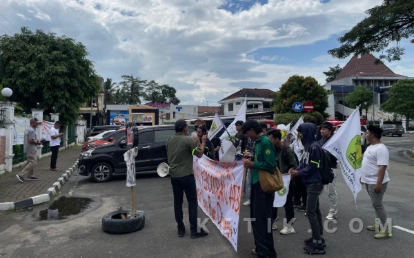 Foto Saat gelar aksi demo didepan kantor DPRD kabupaten Lebak. (Foto:Imala for ketik.com)