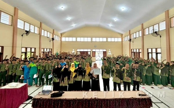 Foto Kantor Urusan Agama Tegalampel Melalui program bertajuk THE MOST KUA yang menggandeng siswa-siswi  SMK PP Negeri 1 Tegalampel dalam kegiatan Bimbingan Remaja
Foto: Haryono/Ketik.com