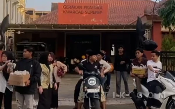 Foto Sejumlah anggota Dewan Kerja Cabang (DKC) Gerakan Pramuka Sumenep tampak bersiap membagikan takjil di depan Kantor Kwarcab Sumenep.