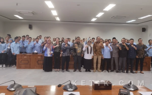 Foto DPRD Bojonegoro Abdullah Umar : Tegaskan Evaluasi Menu MBG Bulan Ramadhan, Usai audensi foto bersama (Ketua DPRD Bojonegoro lima dari kiri baju batik coklat, foto sukiman ketik.com)
