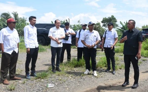 Foto Mas Rio Bupati Situbondo ketika tinjau jalan rusak, Rabu 4 Maret 2026 (Foto: Adinda Octaviani / ketik.com)
