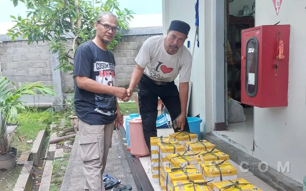 Foto Penyerahan ratusan paket nasi kotak hasil kolaborasi Komunitas Sejoli, Ketik.com, dan LKS BIMa pada Takmir Masjid
Masjid Asy-Syifa RSUP Dr Sardjito. Hingga Kamis 5 Maret 2026, gerakan ini terus bergerak menyisir selasar rumah sakit hingga pemukiman warga untuk memastikan kebahagiaan berbuka puasa dirasakan oleh semua. (Foto: Ulan for Ketik.com)