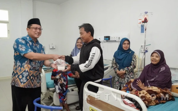 Foto Penuh senyum Kepala Dinkes Pacitan bersama pihak RSUD dr. Darsono Pacitan membagikan paket takjil kepada penunggu pasien di lorong Ruang Bugenvil dan Mawar, Kamis, 5 Maret 2026, sebagai bentuk kepedulian kepada keluarga pasien yang menjalani Ramadan di rumah sakit. (Foto: Al Ahmadi/Ketik.com)