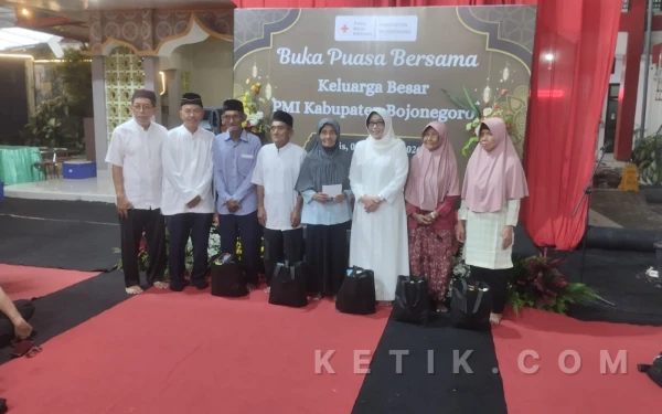 Foto Pengurus dan dewan kehormatan PMI Bojonegoro berfoto bersama usai kegiatan buka puasa bersama dan santunan dhuafa di UPD PMI Bojonegoro, Kamis (5 Maret 2026).