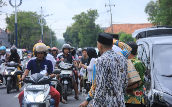 Foto Pendamping PKH Sampang saat bagi-bagi takjil (Foto: Mat Jusi/Ketik.com)