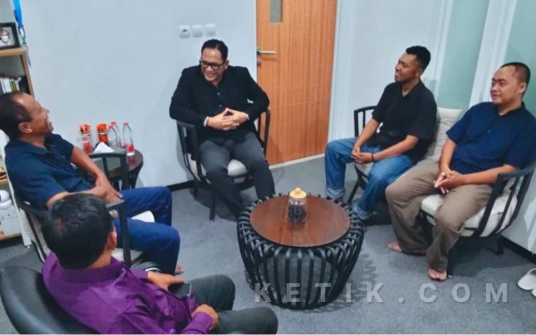 Foto Tubagus Arie Kusmantara, Kepala Perwakilan UNICEF Jawa Bali, saat berdiskusi dengan awak redaksi Ketik.com,  Kamis, 5 Maret 2026. (Foto: Ulil/Ketik.com)