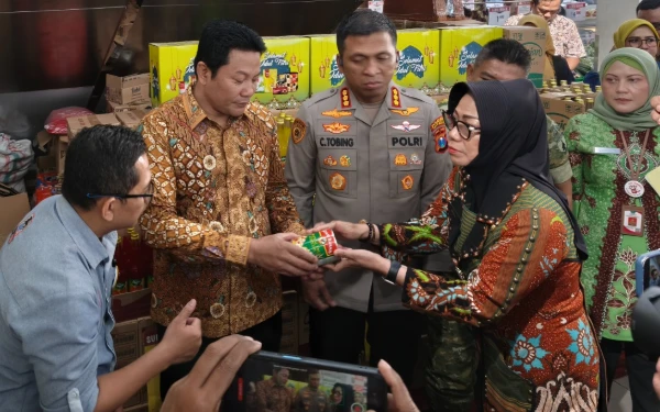 Foto Bupati Subandi, Kapolresta Sidoarjo Kombespol Christian Tobing,  dan Sekda Fenny Apridawati memeriksan produk yang dijual di salah sat supermarket di Sidoarjo. (Foto: Kominfo Sidoarjo)