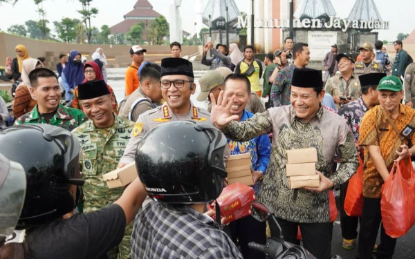 Foto Bupati Subandi bersama Kapolresta Kombespol Christian Tobing, Dandim Letkol Shobirin, dan pejabat Pemkab Sidoarjo bagi-bagi takjil dengan masyarakat pada Kamis (5 Maret 2026). (Foto: Kominfo Sidoarjo)