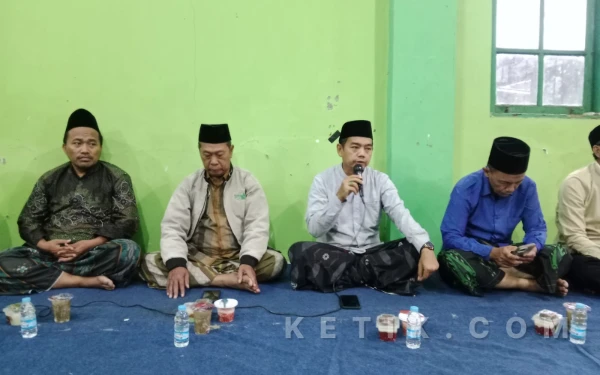 Foto Ketua Tanfidziyah MWC 07 NU Ulujami, HM Akhwan saat sambutan menjelang buka bersama para pengurus (Foto: Slam/ketik.com)