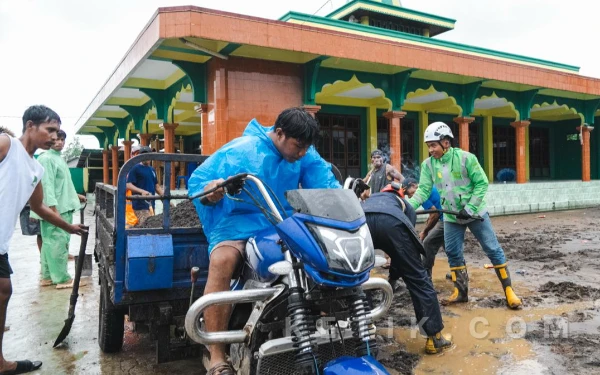 Foto Tim ERT Harita Nickel turut membantu pembersihan puing-puing material yang terbawa banjir di Kecamatan Ibu, Halmahera Barat, pada Januari lalu. (Foto: Humas Harita Nickel For Ketik.com)