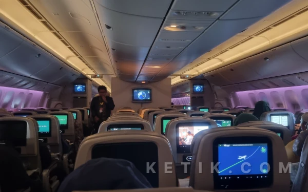Foto Suasana syahdu di dalam kabin pesawat yang dioperatori oleh Garuda Indonesia menuju Jeddah. Menariknya, pesawat terisi penuh oleh jemaah asal Indonesia yang tetap semangat berangkat meski sempat menghadapi pembatalan maskapai lain akibat dampak konflik geopolitik. Kedamaian di atas ketinggian ini seolah menghapus segala kekhawatiran tentang dunia di luar sana. (Foto: Gina for Ketik.com)