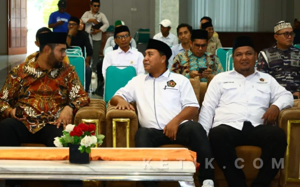 Foto Ketua dan Sekretaris PWI Maluku Utara Asri Fabanyo dan Samsir Hamajen Bersama Bupati Bassam (Foto: Mursal/Ketik.com)