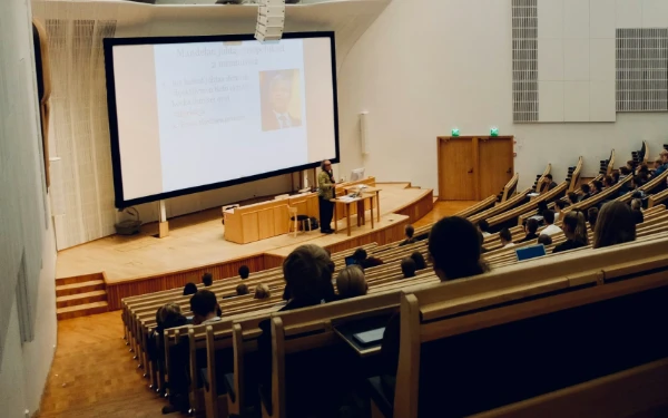 Foto Ilustrasi suasana ruang kelas yang interaktif di kampus internasional. (Foto: Unsplash)