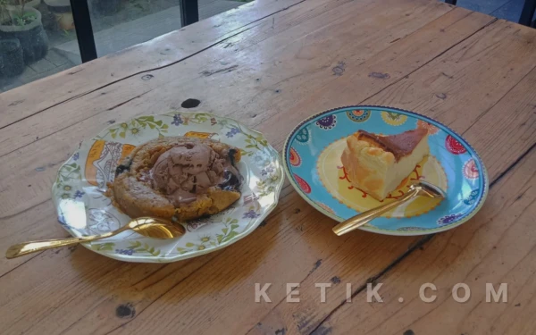 Foto Dessert Cookie Bomb dan Cheesecake yang menggiurkan di Moody Mood Baker. (Foto: Aliyah/Ketik.com)